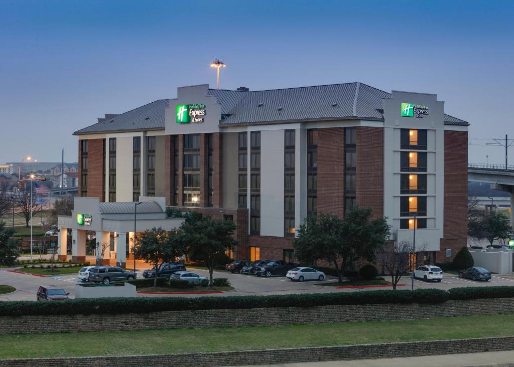 Holiday Inn Express & Suites Irving Conv Ctr - Las Colinas, an IHG Hotel image