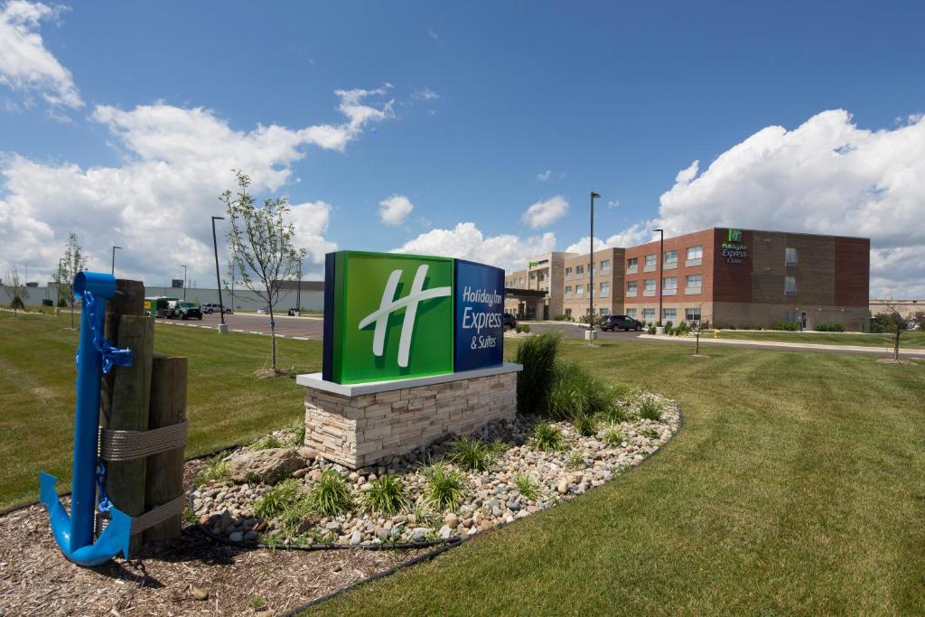Holiday Inn Express & Suites Monroe, an IHG Hotel image