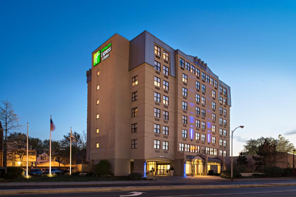Holiday Inn Express & Suites Boston - Cambridge, an IHG Hotel image