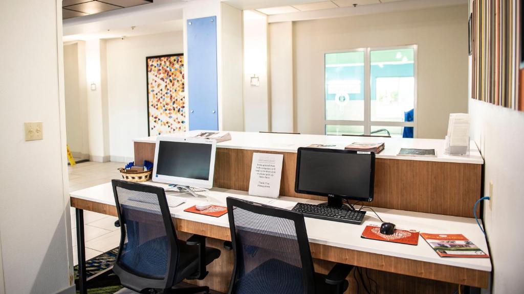 Holiday Inn Express Hotel & Suites Sedalia, an IHG Hotel photo 2