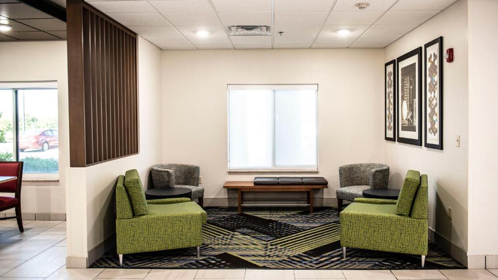 Holiday Inn Express Hotel & Suites Sedalia, an IHG Hotel photo 3