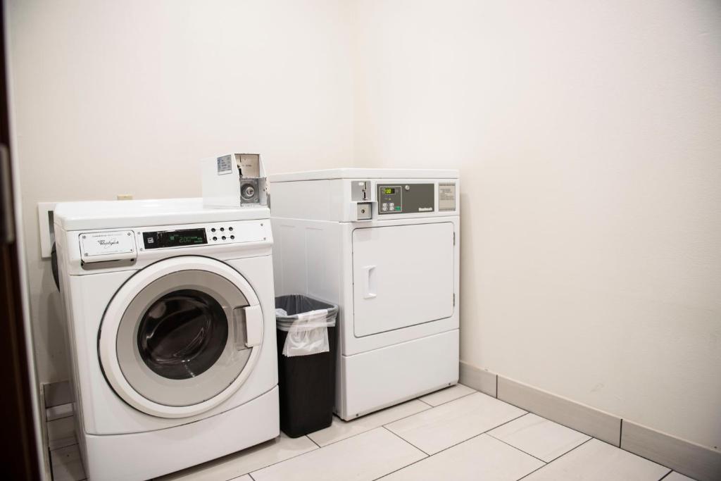 Holiday Inn Express Hotel & Suites Sedalia, an IHG Hotel photo 4