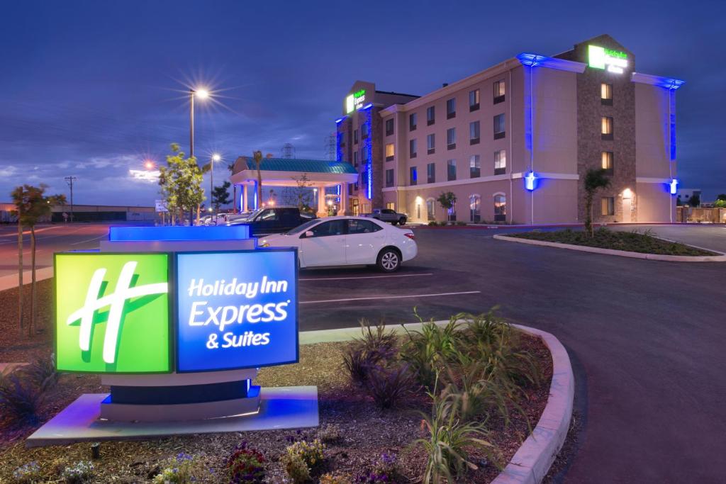 Holiday Inn Express & Suites Bakersfield Airport, an IHG Hotel image