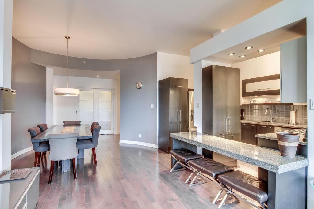 The Palace Condo by BnbCopilote photo 4