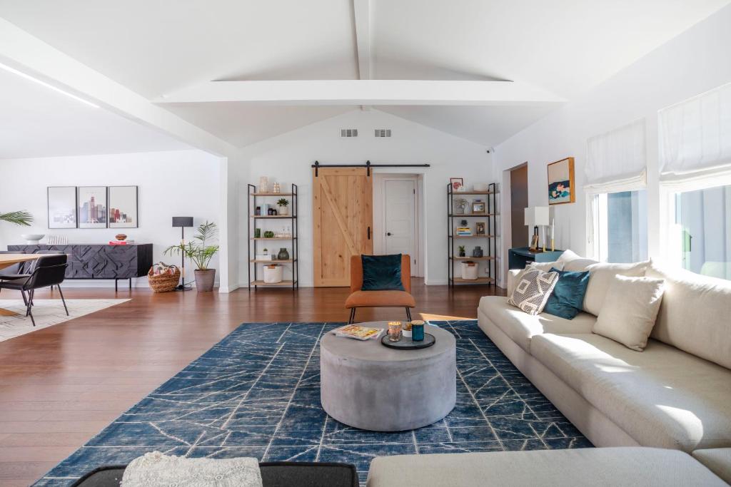 Enchanting Sherman Oaks Home With Pool permit #HSR two five zero zero 3222 - Tap to explore photos