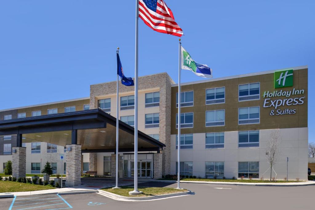 Holiday Inn Express & Suites Farmington Hills - Detroit, an IHG Hotel image