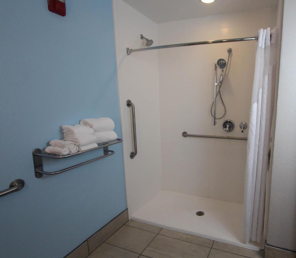 Holiday Inn Express Hotel & Suites Charleston - North, an IHG Hotel photo 4
