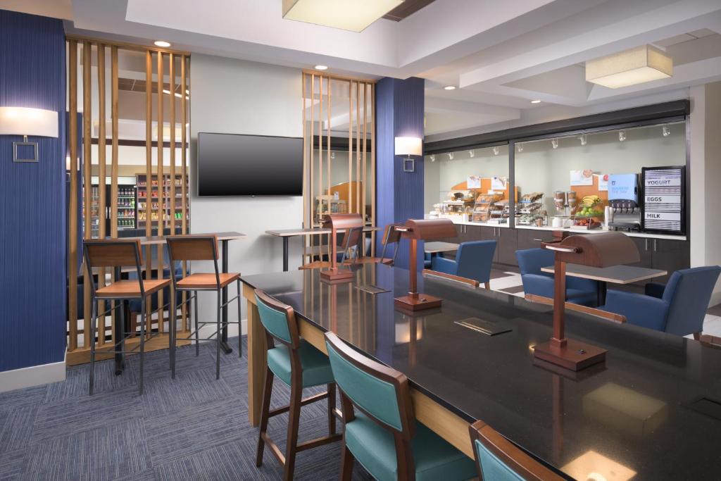 Holiday Inn Express Hotel & Suites Chattanooga Downtown, an IHG Hotel photo 3