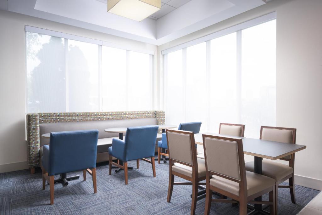Holiday Inn Express Hotel & Suites Chattanooga Downtown, an IHG Hotel photo 4