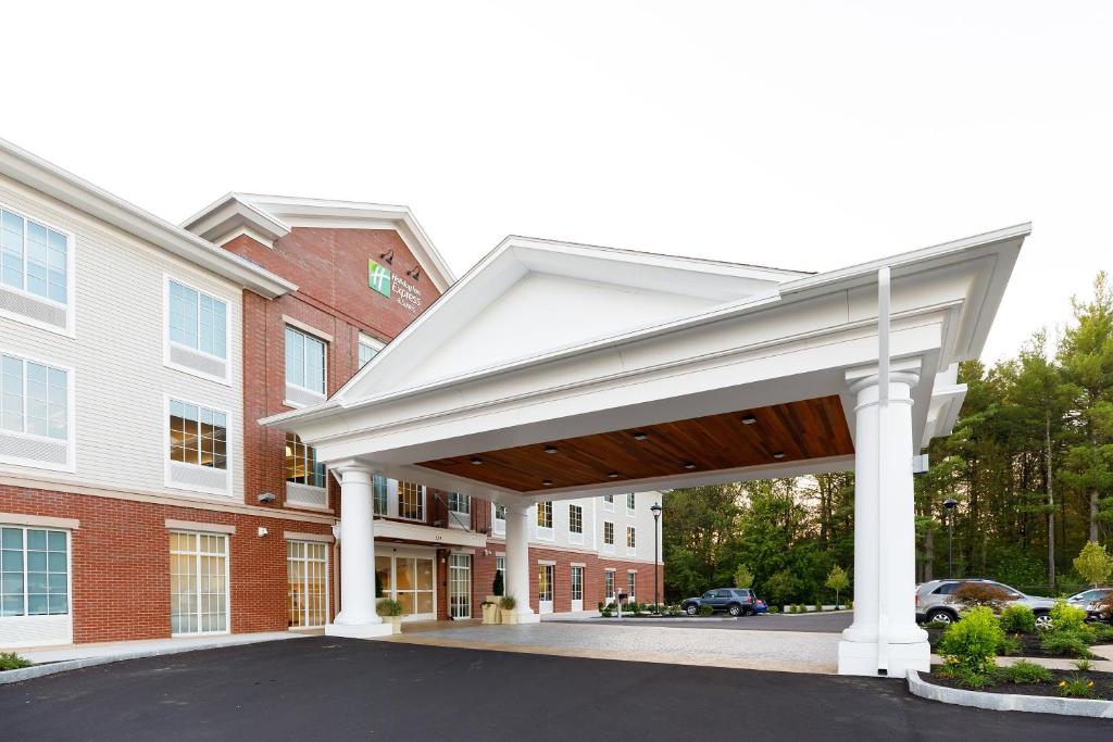 Holiday Inn Express & Suites Sturbridge, an IHG Hotel image