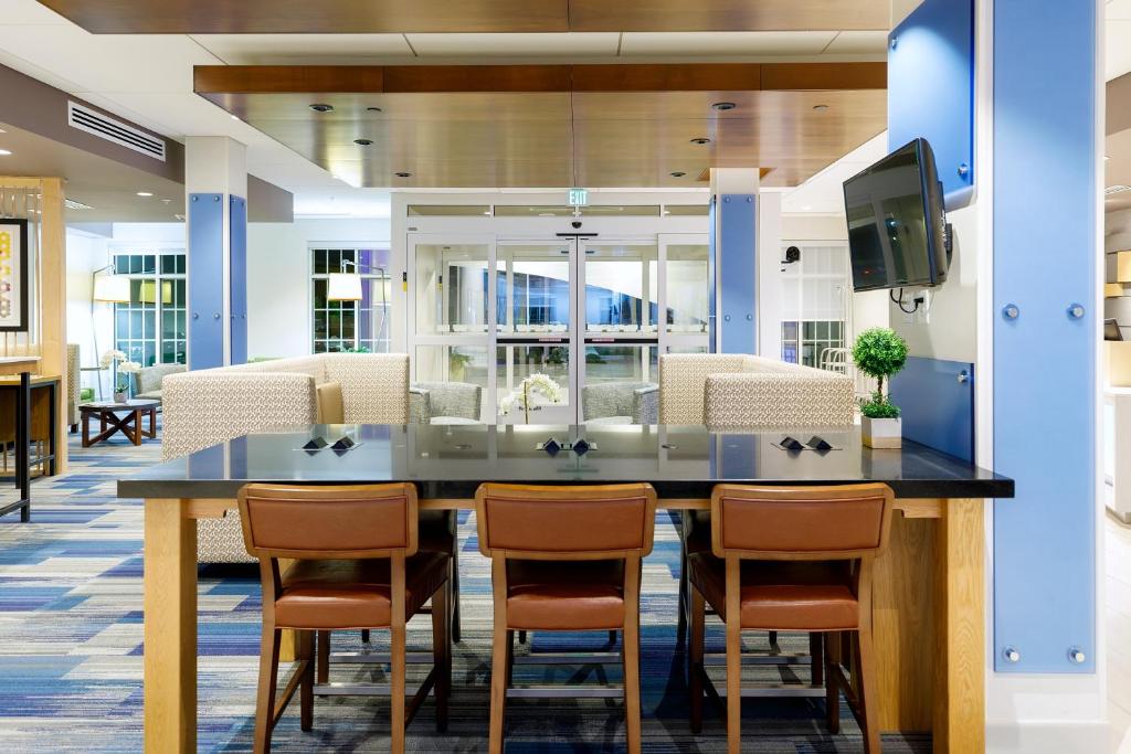 Holiday Inn Express & Suites - Sturbridge, an IHG Hotel photo 3