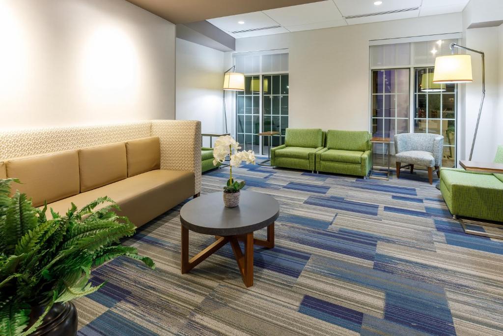 Holiday Inn Express & Suites - Sturbridge, an IHG Hotel photo 1
