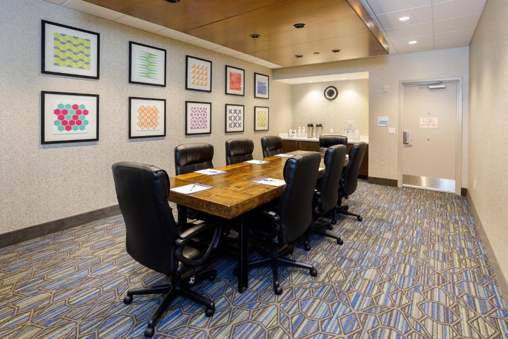 Holiday Inn Express & Suites - Sturbridge, an IHG Hotel photo 2