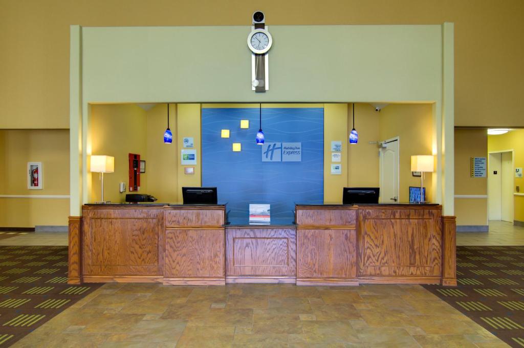 Holiday Inn Express Hotel & Stes Kansas City Sports Complex, an IHG Hotel image