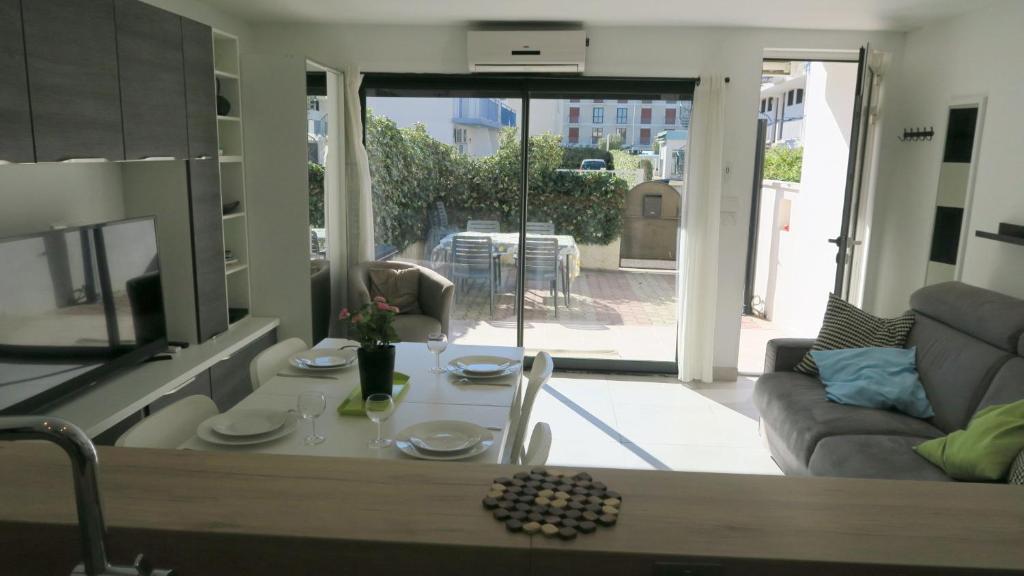 Sol-y-Days California, Superbe appartement rénové en RDC avec Parking, belle terrasse ombragée, à 200m de la plage photo 4