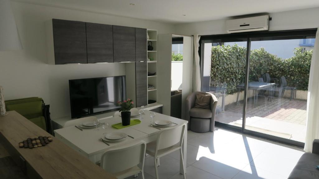 Sol-y-Days California, Superbe appartement rénové en RDC avec Parking, belle terrasse ombragée, à 200m de la plage photo 3