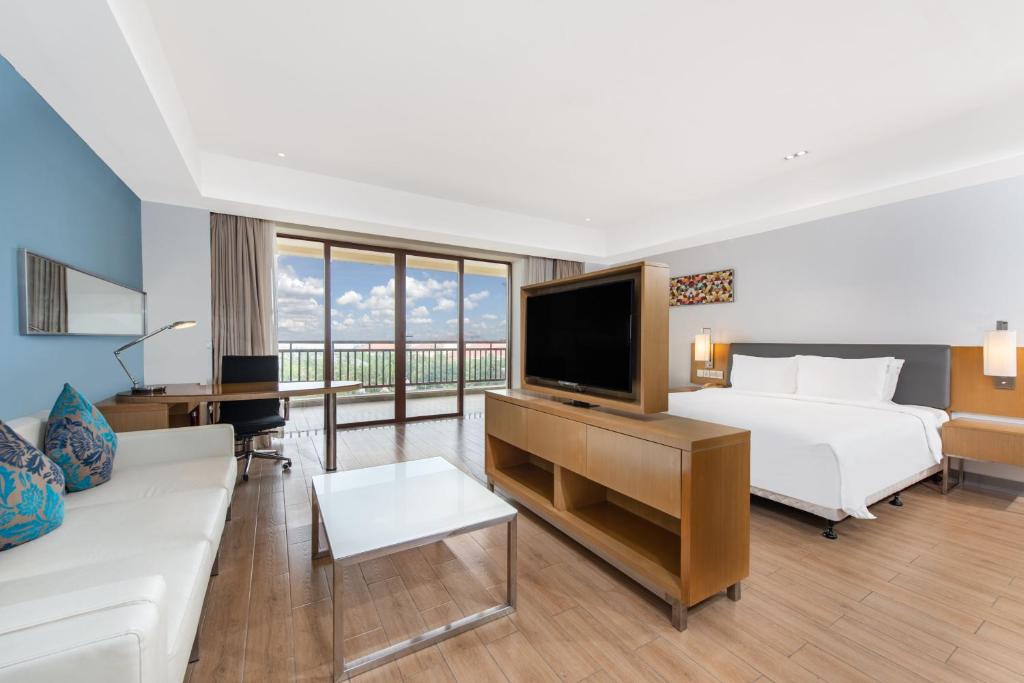 Сьюит (Улучшенный люкс с видом на море), Holiday Inn Express Haikou West Coast