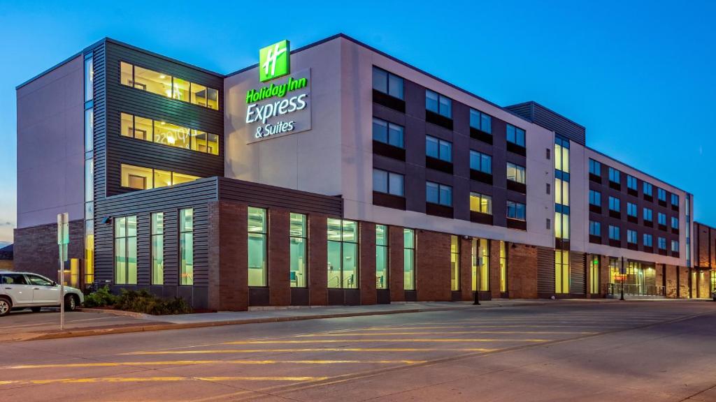 Holiday Inn Express and Suites-Platteville, an IHG Hotel image