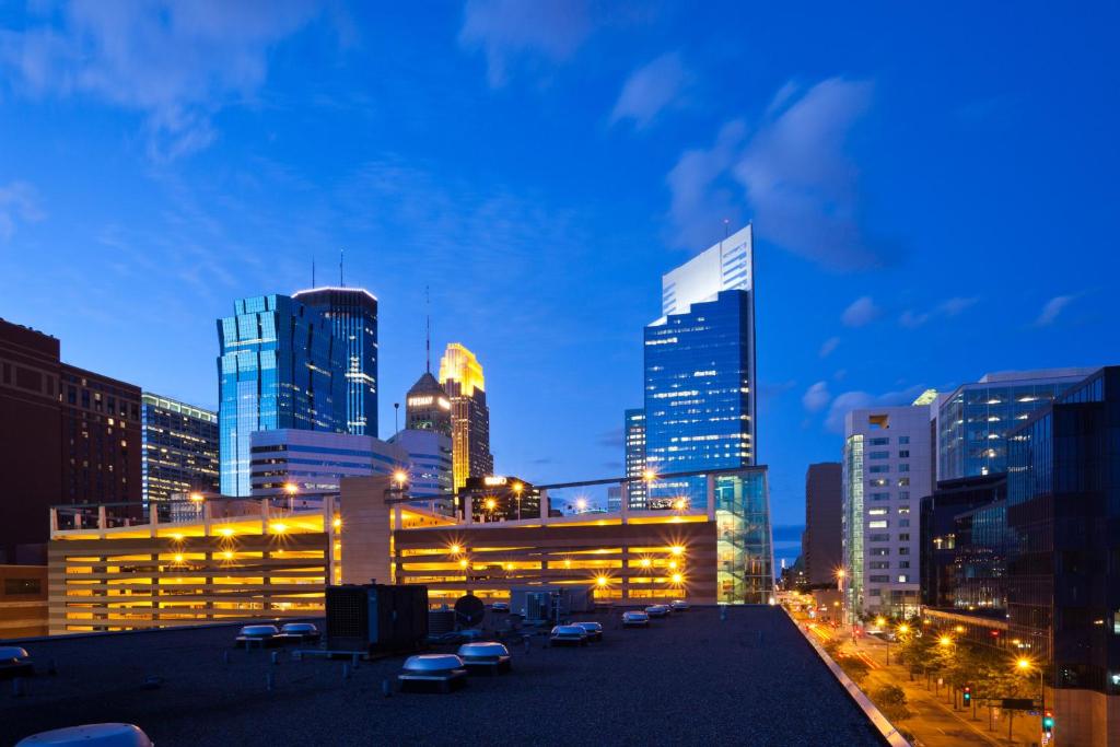 Holiday Inn Express Hotel & Suites Minneapolis-Downtown Convention Center, an IHG Hotel photo 4