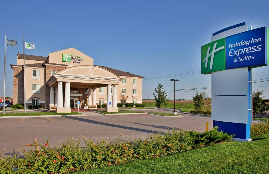Holiday Inn Express & Suites Wichita Airport, an IHG Hotel image