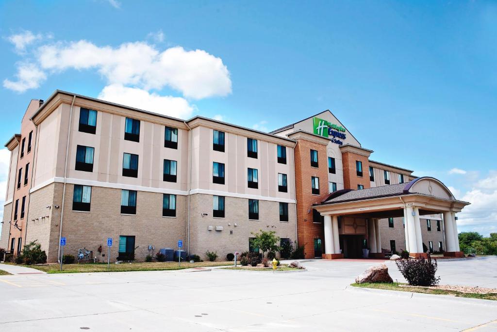 Holiday Inn Express and Suites Urbandale, an IHG Hotel image