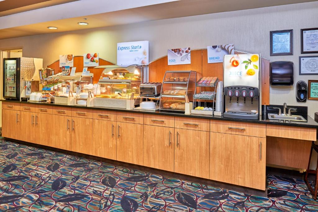 Holiday Inn Express & Suites El Paso Airport Area, an IHG Hotel image