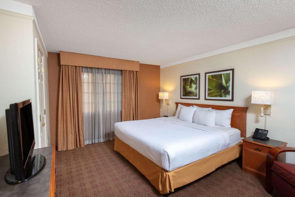 Двухместный (Представительский номер с кроватью размера «king-size»), La Quinta by Wyndham Las Vegas Airport N Conv.