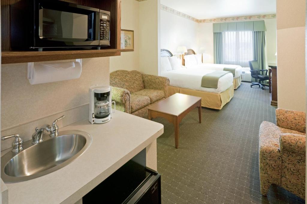 Holiday Inn Express Hotel & Suites Eagle Pass, an IHG Hotel photo 1