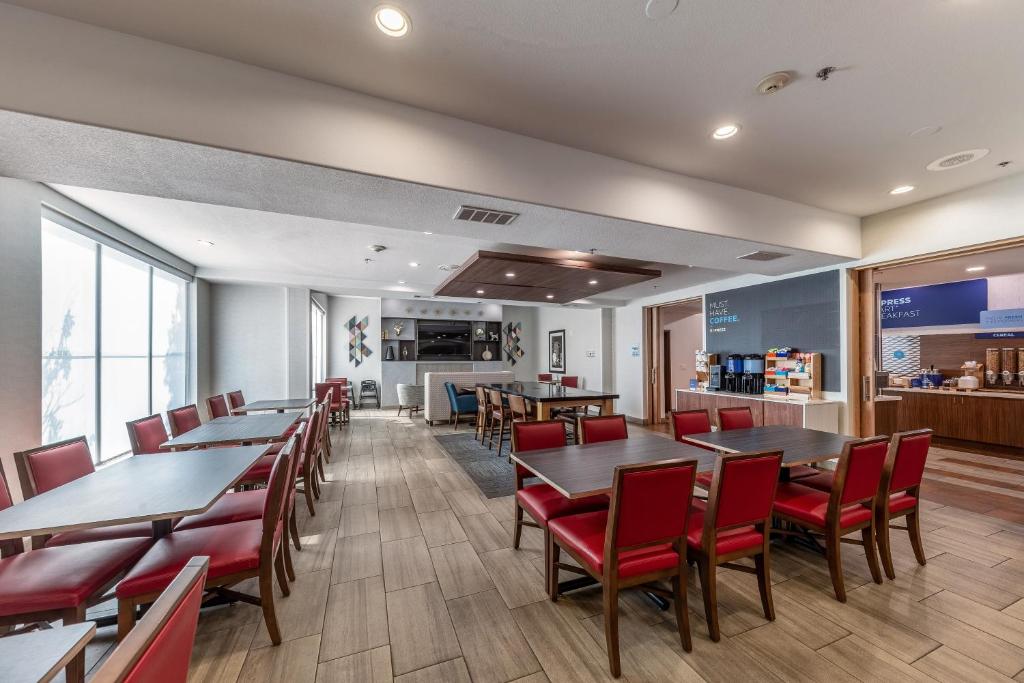 Holiday Inn Express & Suites Fort Worth - Fossil Creek, an IHG Hotel photo 4