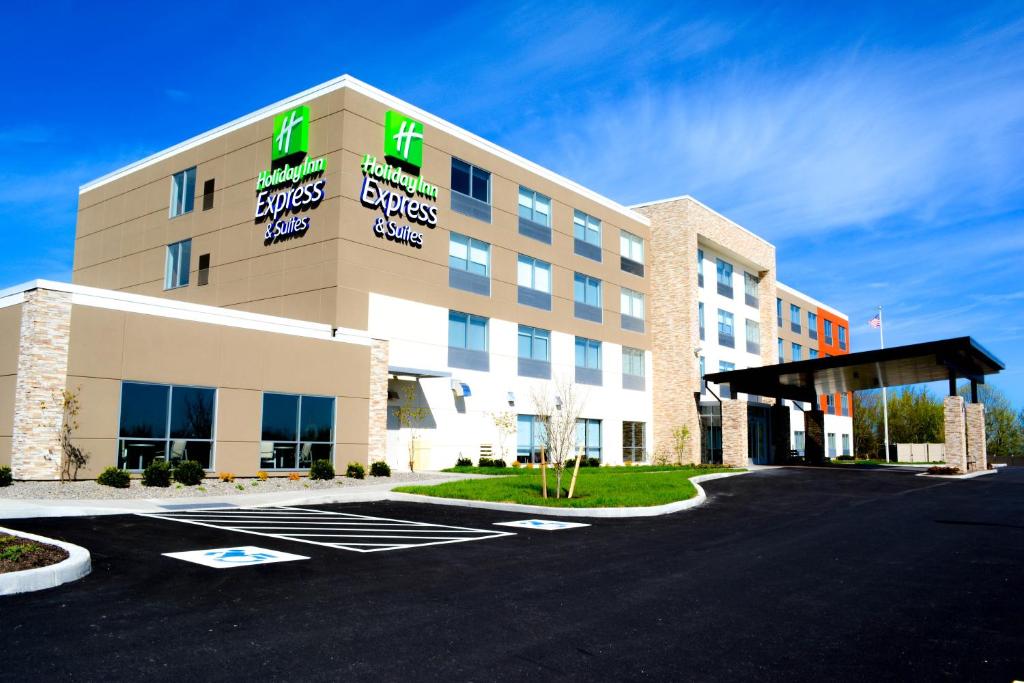 Holiday Inn Express & Suites Oswego, an IHG Hotel image