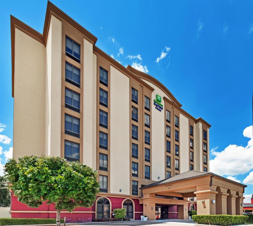 Holiday Inn Express & Suites Houston - Memorial Park Area, an IHG Hotel image