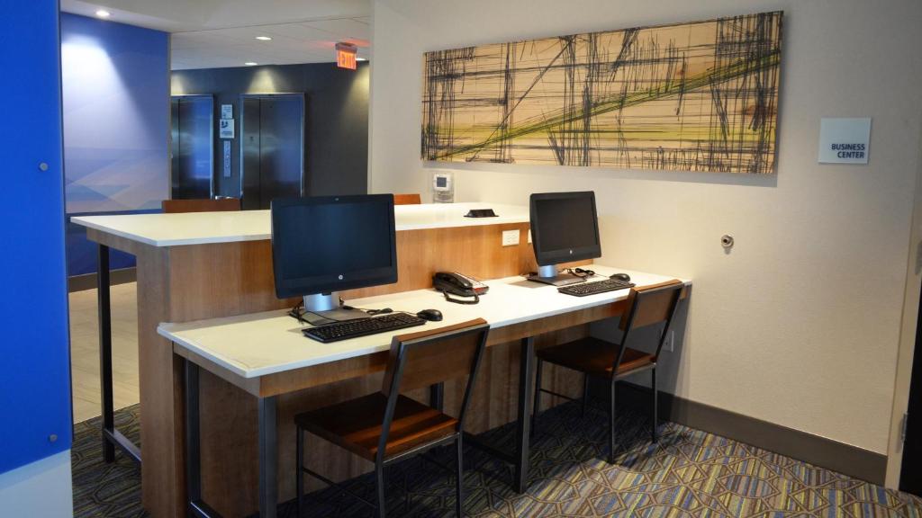 Holiday Inn Express & Suites - Jacksonville W - I295 and I10, an IHG Hotel photo 2