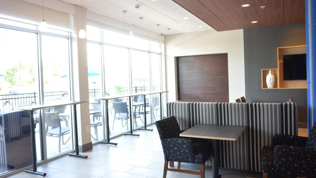 Holiday Inn Express & Suites - Jacksonville W - I295 and I10, an IHG Hotel photo 4