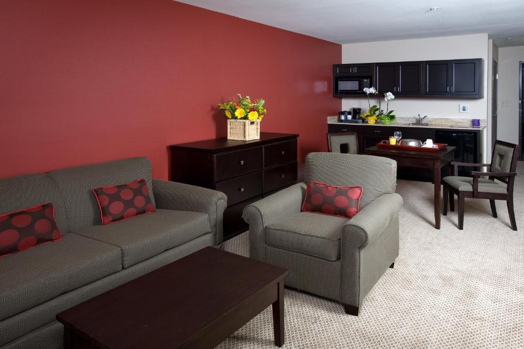 Holiday Inn & Suites Bakersfield image