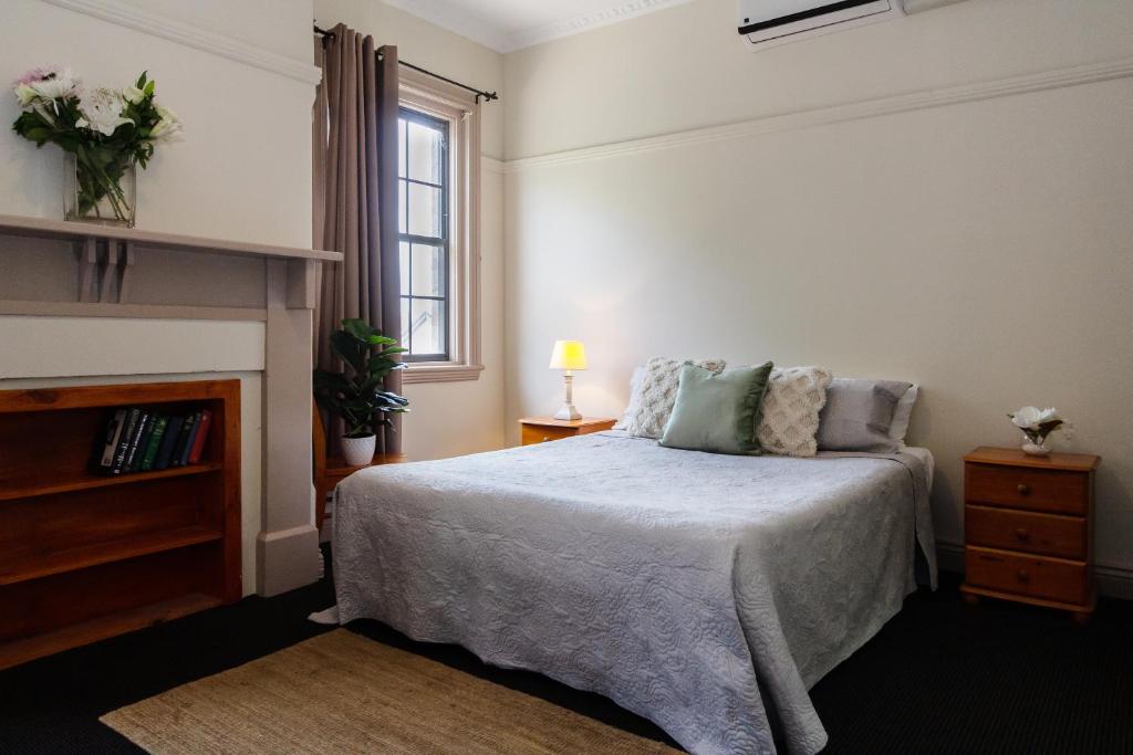 The Globe Hotel, Rylstone Room Type - Family Room with Shared Bathroom