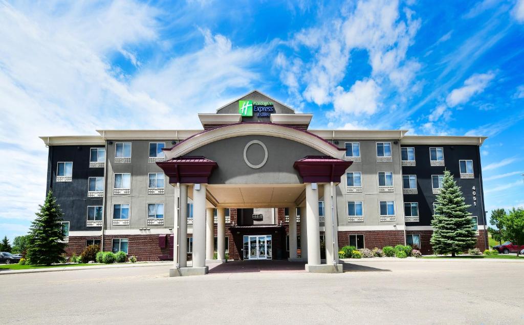 Holiday Inn Express Hotel & Suites Grand Forks, an IHG Hotel image