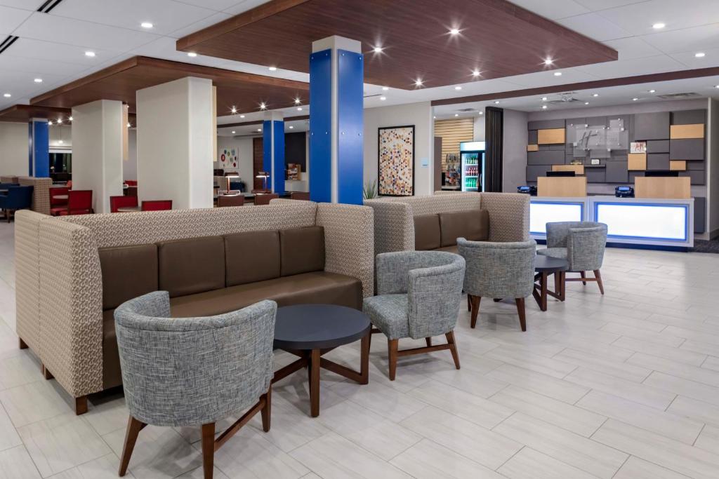 Holiday Inn Express & Suites - Madison, an IHG Hotel photo 3