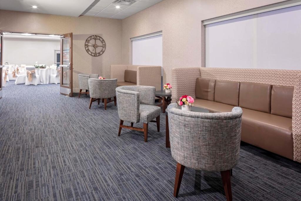 Holiday Inn Express & Suites - Madison, an IHG Hotel photo 4