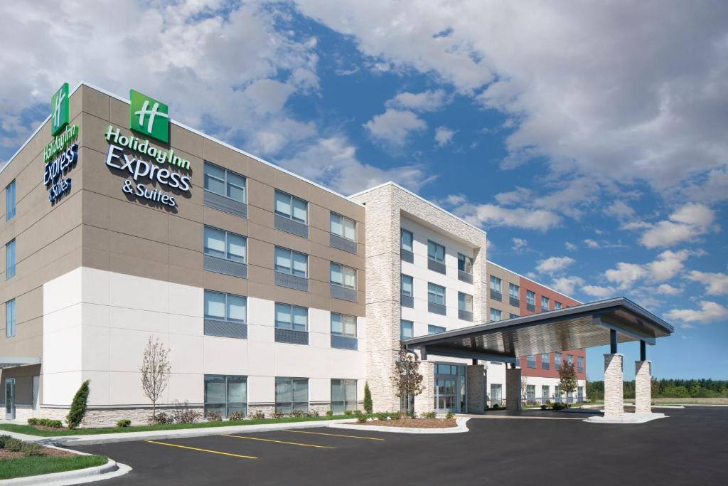 Holiday Inn Express & Suites Elkhorn - Lake Geneva Area, an IHG Hotel image