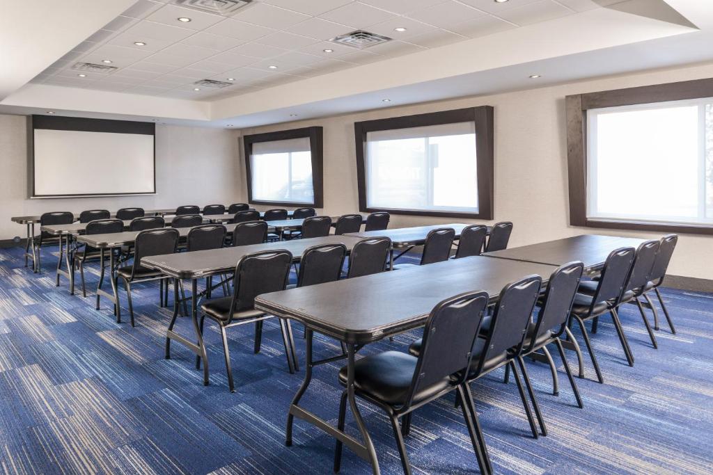 Holiday Inn Express & Suites - Kansas City - Lee's Summit, an IHG Hotel photo 4