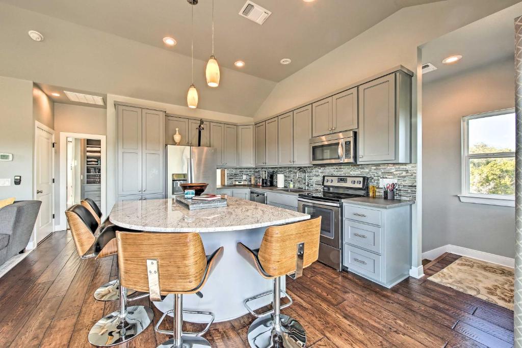 Peaceful Hill Country Hideaway with Pond Views photo 1