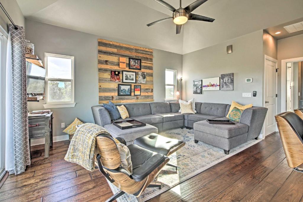 Peaceful Hill Country Hideaway with Pond Views photo 3