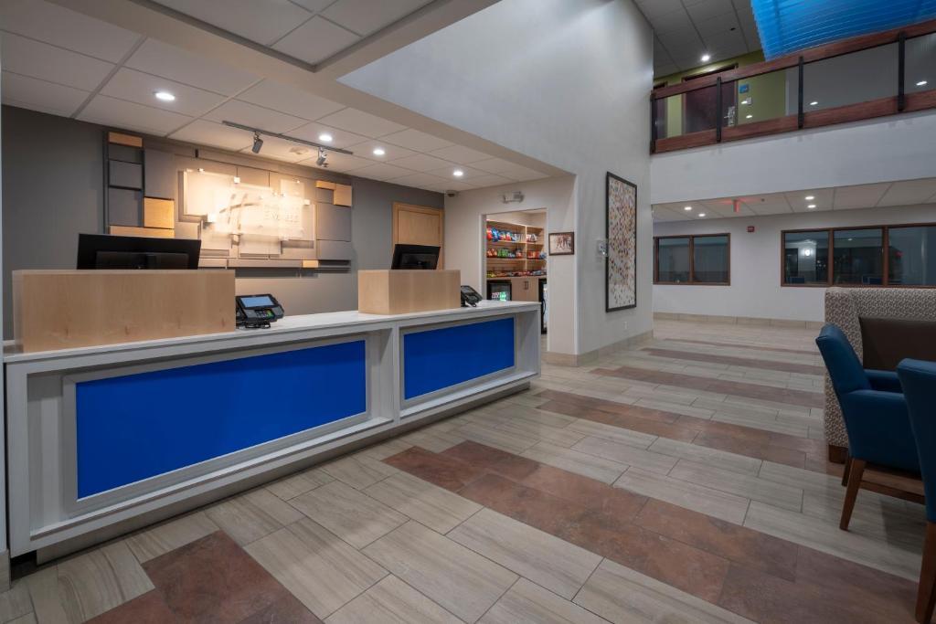 Holiday Inn Express Hotel & Suites Coon Rapids - Blaine Area, an IHG Hotel photo 3