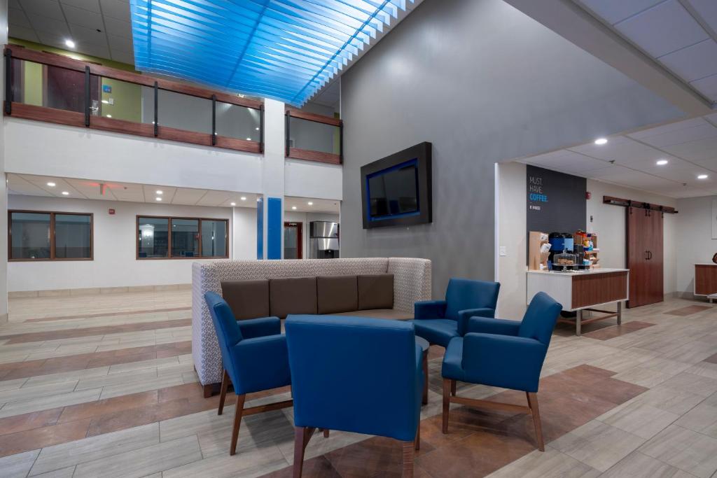 Holiday Inn Express Hotel & Suites Coon Rapids - Blaine Area, an IHG Hotel photo 4
