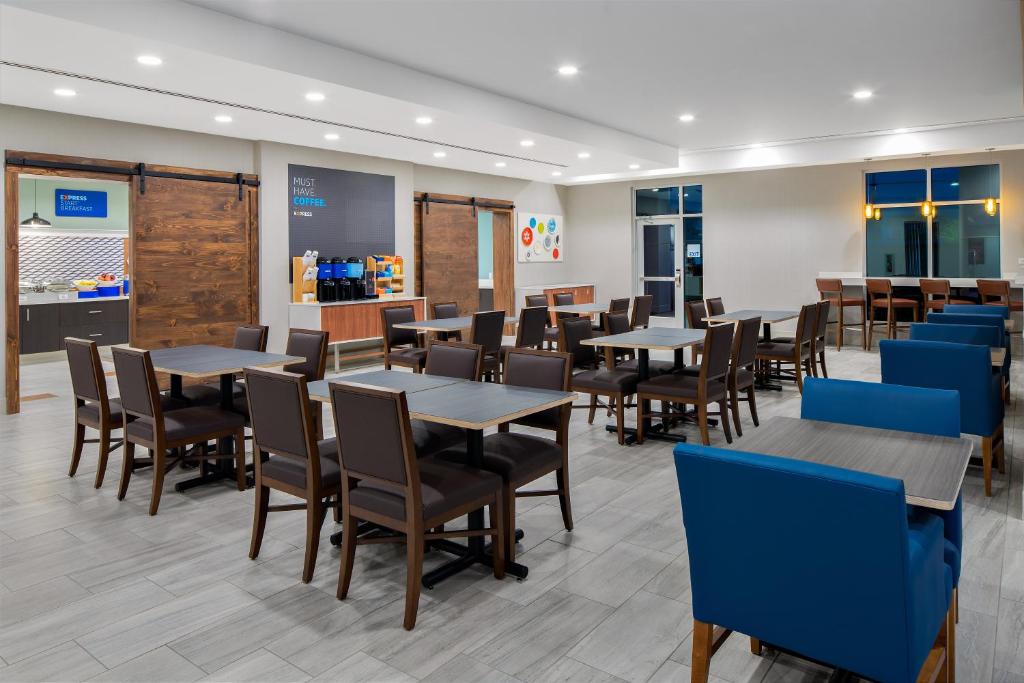Holiday Inn Express & Suites Lubbock Central - Univ Area, an IHG Hotel photo 1
