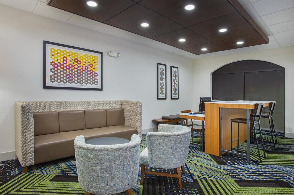 Holiday Inn Express & Suites Lebanon-Nashville Area, an IHG Hotel photo 3
