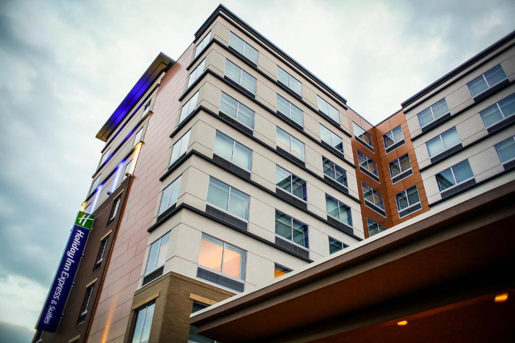 Holiday Inn Express & Suites Louisville Downtown, an IHG Hotel image