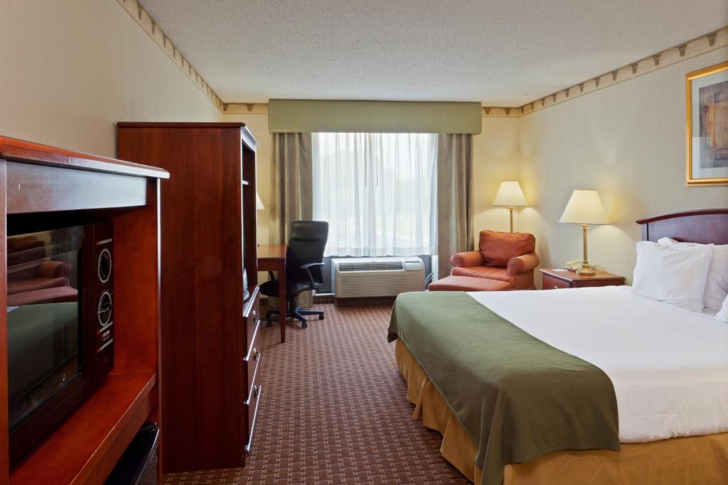 Holiday Inn Express Hotel & Suites-North East, an IHG Hotel photo 3