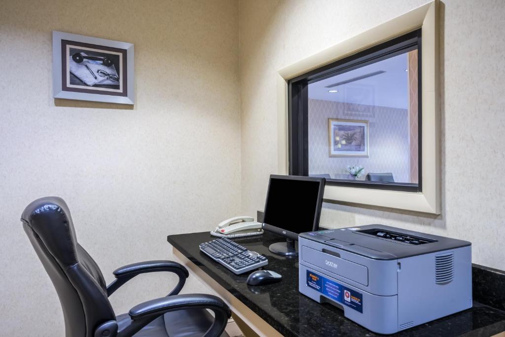 Holiday Inn Express Hotel & Suites-North East, an IHG Hotel photo 4