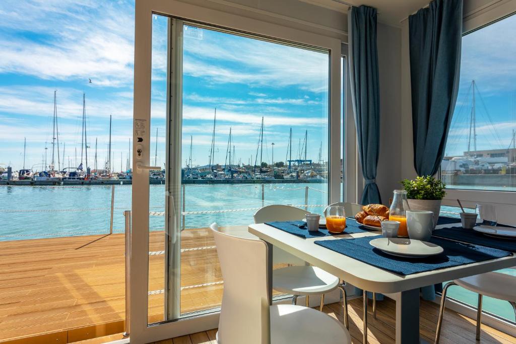 AQUA RESORT GIULIANOVA - Houseboat Experience photo 2